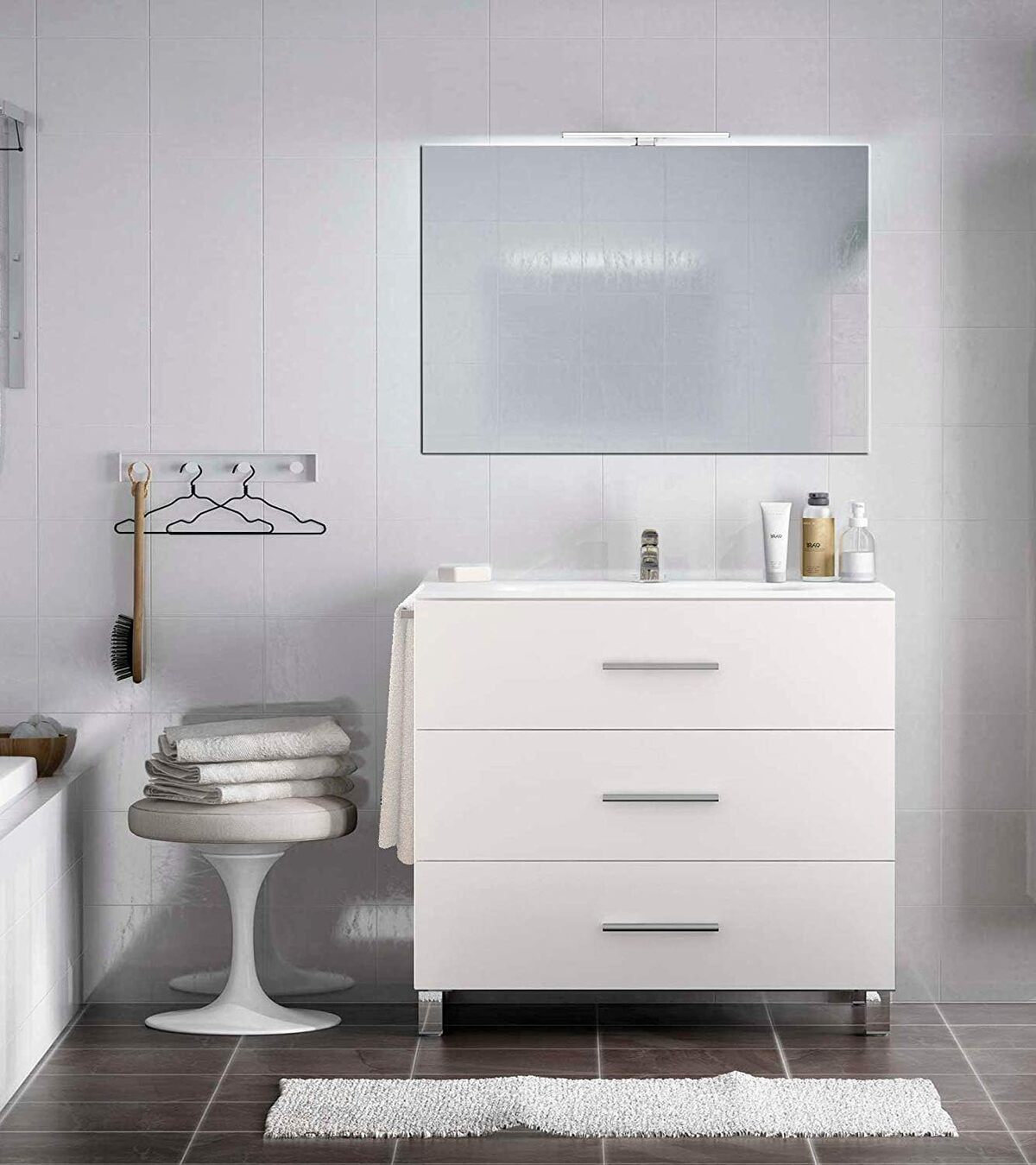 Test : meuble de salle de bain Kayla de PDM avec miroir et lavabo
